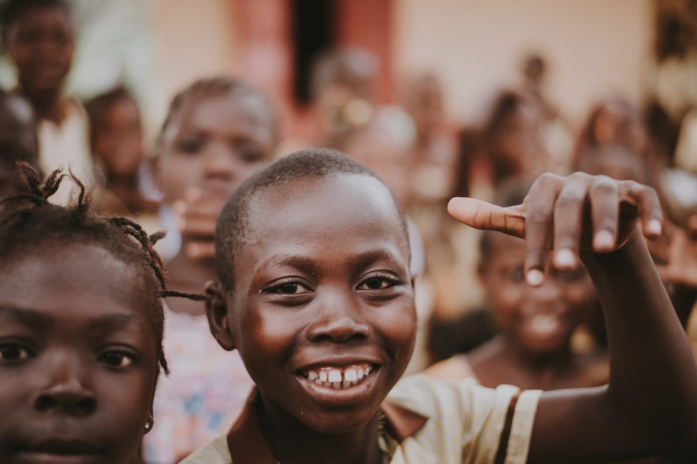 Un enfant souriant entouré de camarades